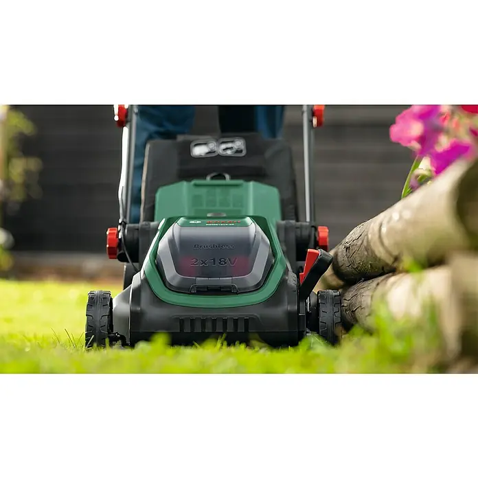 Bosch Power for All 18V Akku-Rasenmäher ROTAK18V2-38 - Ohne Akku, Schnittbreite: 38 cm - Nahaufnahme eines Bosch Akku-Rasenmähers mit dem Schriftzug "Brushless 2x18V", der auf einem Rasen steht.