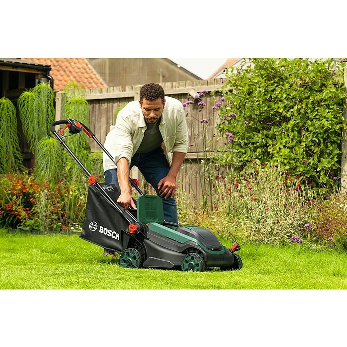 Bosch Power for All 18V Akku-Rasenmäher ROTAK18V2-38 - Ohne Akku, Schnittbreite: 38 cm - Ein Mann bedient einen Bosch Rasenmäher im Garten, umgeben von üppigem Grün und Blumen, für die perfekte Rasenpflege.
