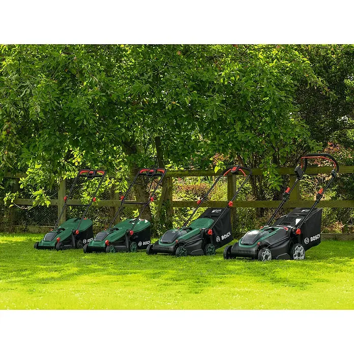 Bosch Power for All 18V Akku-Rasenmäher ROTAK18V-32 - Ohne Akku, Schnittbreite: 32 cm - Vier Bosch Akku-Rasenmäher auf einem grünen Rasen, im Hintergrund ein Baum und ein Zaun.