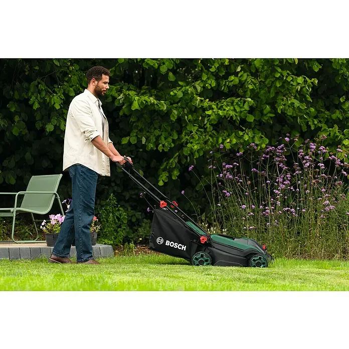 Bosch Power for All 18V Akku-Rasenmäher ROTAK18V2-38 - Ohne Akku, Schnittbreite: 38 cm - Ein Mann mäht den Rasen mit einem Bosch Rasenmäher im Garten.