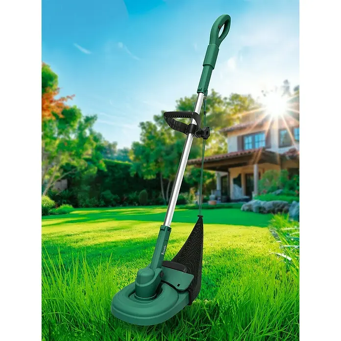 Ruwi Akku-Rasentrimmer inkl. Auffangbehälter - 12 V, Li-Ionen, 1 Akku, Schnittbreite Messer: 21 cm - Ein grüner Rasentrimmer steht auf einem grünen Rasen vor einem Haus an einem sonnigen Tag.