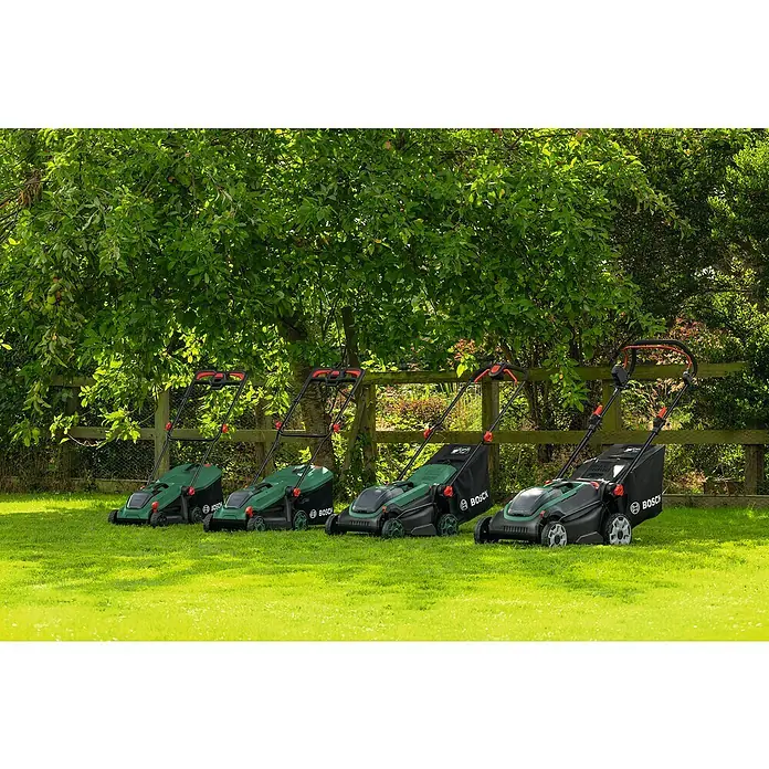 Bosch Power for All 18V Akku-Rasenmäher ROTAK18V-34 - Ohne Akku, Schnittbreite: 34 cm - Vier Bosch-Rasenmäher stehen auf einem grünen Rasen, umgeben von üppigem Grün, ideal für Gartenarbeiten.