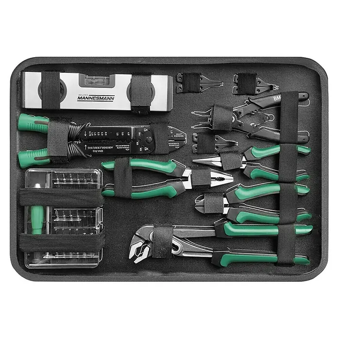 Brüder Mannesmann Werkzeugkoffer Green Line - 189 -tlg. - Eine Werkzeugtasche mit verschiedenen Werkzeugen wie Zangen, Schraubendreher und einer Wasserwaage, alle sicher mit Gummibändern befestigt.