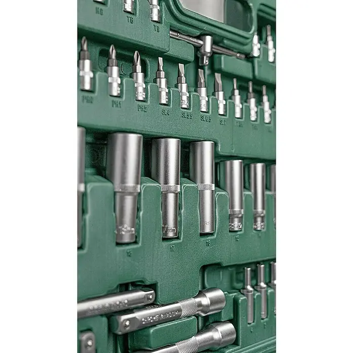 Brüder Mannesmann Steckschlüssel-Set 1/4" + 3/8" + 1/2" - 179 -tlg. - Detailaufnahme eines grünen Werkzeugkoffers mit verschiedenen Schraubendreher-Bits, Steckschlüsseln und Ratschen für Heimwerker und Handwerker.