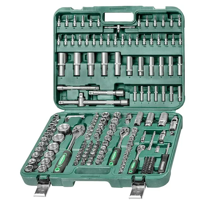 Brüder Mannesmann Steckschlüssel-Set 1/4" + 3/8" + 1/2" - 179 -tlg. - Ein grüner Werkzeugkoffer von Mannesmann, gefüllt mit einer Vielzahl von Steckschlüsseln, Bits und Ratschen für diverse Reparaturarbeiten.