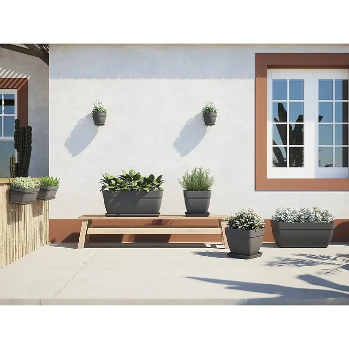 Artevasi Capri Campana Balkonkasten - Außenmaß (L x B x H): 79 x 37 x 33,5 cm, Kunststoff, Grau, Matt - Eine Gartenszene mit diversen Pflanzgefäßen in verschiedenen Formen und Größen, die mit üppigen Pflanzen und Blumen bepflanzt sind.