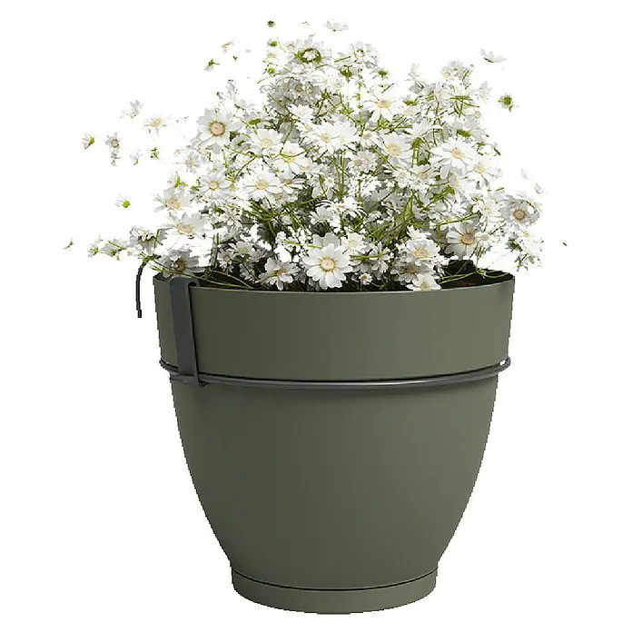 Artevasi Capri Campana Geländertopf Set - Außenmaß (Ø x H): 20 x 19,5 cm, Kunststoff, Grün, Matt - Nahaufnahme einer grünen Blumenampel mit einer üppigen weißen Blüte, ideal für eine dekorative Note im Garten oder auf dem Balkon.
