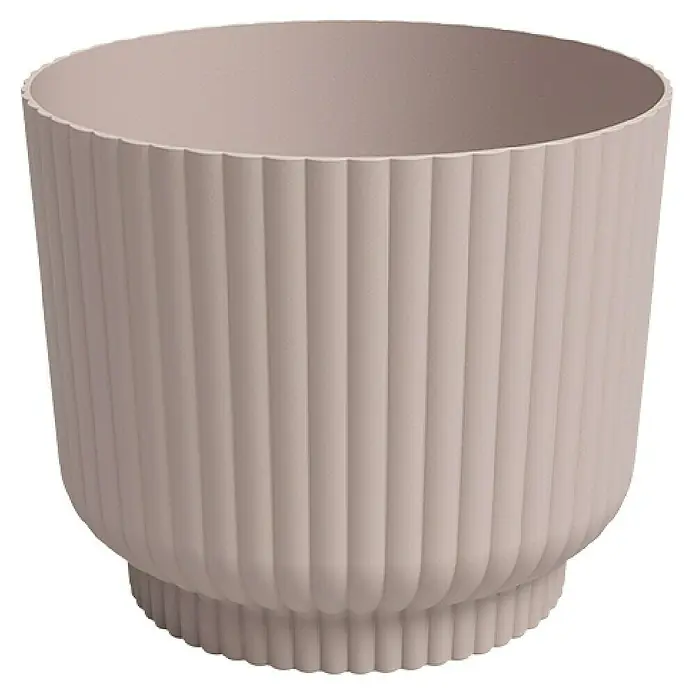 Artevasi Übertopf rund Miami Wavy - Außenmaß (Ø x H): 15,4 x 13 cm, Kunststoff, Light Pink, Matt - Nahaufnahme eines gerippten, beigefarbenen Pflanzgefäßes mit zylindrischer Form und abgerundetem Sockel vor einem schwarzen Hintergrund.