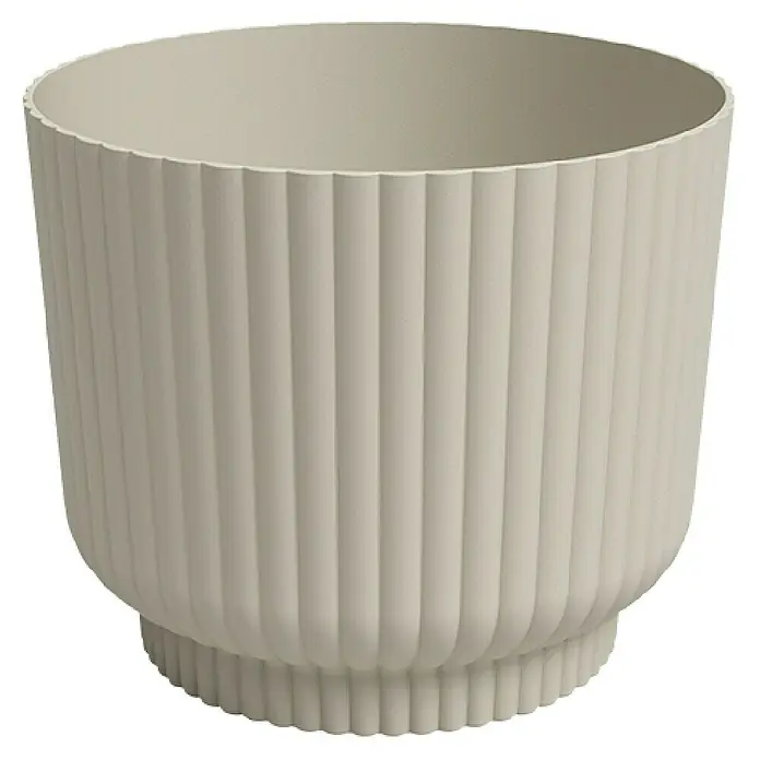 Artevasi Übertopf rund Miami Wavy - Außenmaß (Ø x H): 12,5 x 10,5 cm, Kunststoff, Cream, Matt - Nahaufnahme eines geriffelten, beigen Blumentopfs. Der Topf hat eine zylindrische Form und ist modern gestaltet.