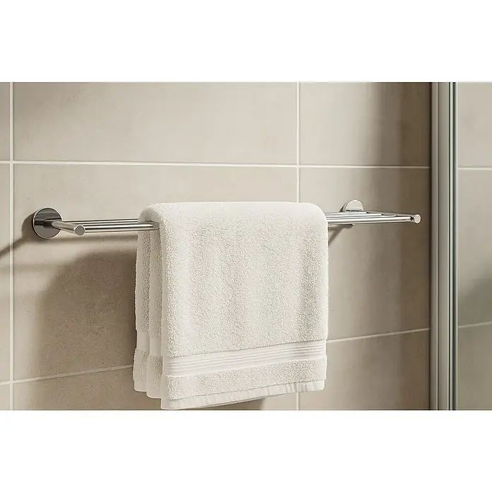 Roca Twin Portatoallas - Cuadrado - Toalla colgada en un elegante toallero doble cromado sobre un fondo neutro de baño.