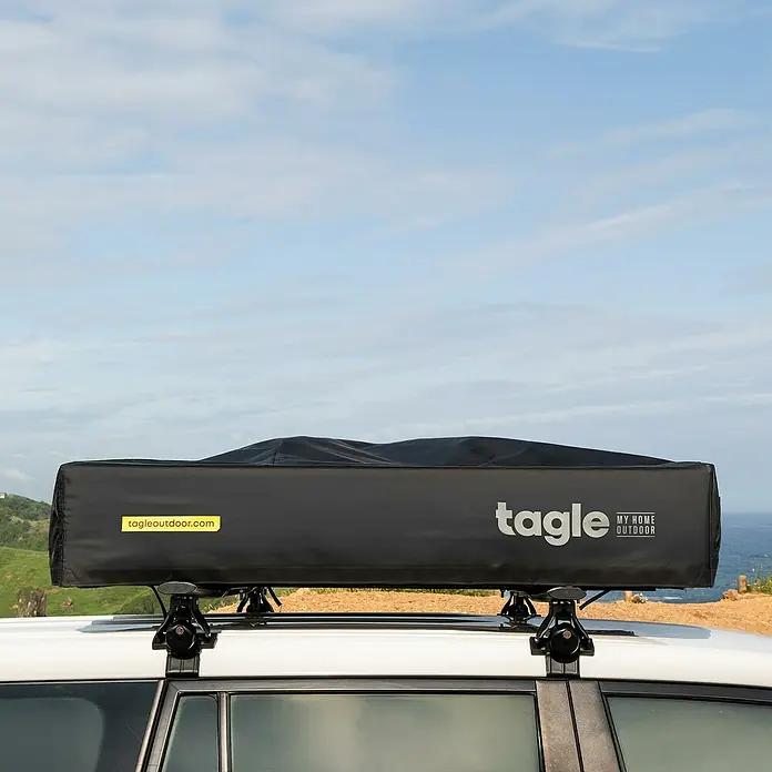 Tagle Outdoor Tienda de campaña para automóvil Somo Lite - Altura: 100 cm, Específico para: 2 personas, Apto para: 2 personas, Techo corredizo - Una tienda de techo negra Tagle montada en un coche blanco, perfecta para viajes de camping y aventuras al aire libre.