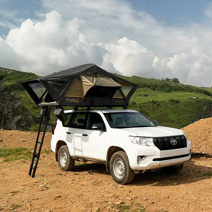 Tagle Outdoor Tienda de campaña para automóvil Somo Lite - Altura: 100 cm, Específico para: 2 personas, Apto para: 2 personas, Techo corredizo - Un vehículo Toyota blanco está equipado con una tienda de techo Taglie en un camino de tierra para una aventura al aire libre.