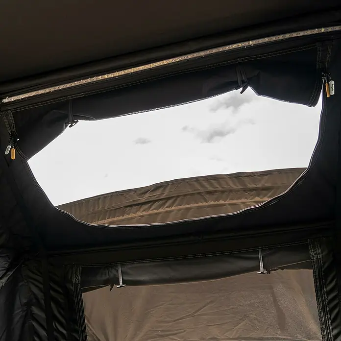 Tagle Outdoor Tienda de campaña para automóvil Somo Lite - Altura: 100 cm, Específico para: 2 personas, Apto para: 2 personas, Techo corredizo - Vista interior de una tienda de techo con abertura al cielo e iluminación LED integrada.