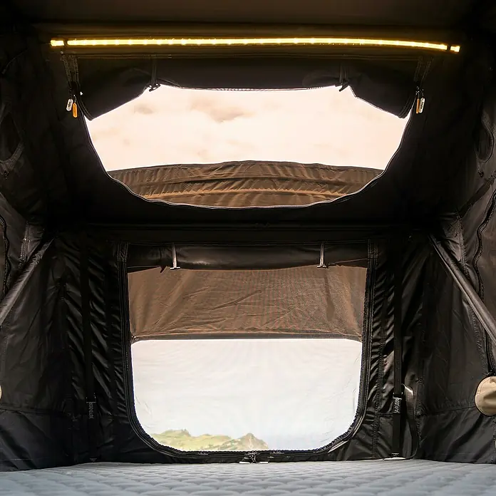 Tagle Outdoor Tienda de campaña para automóvil Somo Lite - Altura: 100 cm, Específico para: 2 personas, Apto para: 2 personas, Techo corredizo - Vista interior de una tienda de techo con iluminación LED y vista panorámica. Perfecta para aventuras de camping al aire libre.