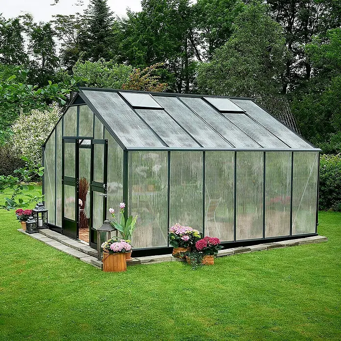 Juliana Gewächshaus Gärtner - Außenmaß inkl. Dachüberstand (B x T): 368 x 439 cm, Material Seitenwand: Kunststoff, 3 mm, Anthrazit/Schwarz, Stegdoppelplatten - Das Bild zeigt ein Gewächshaus mit Blumen und Pflanzen davor. Das Gewächshaus ist aus Glas und Metall gefertigt.