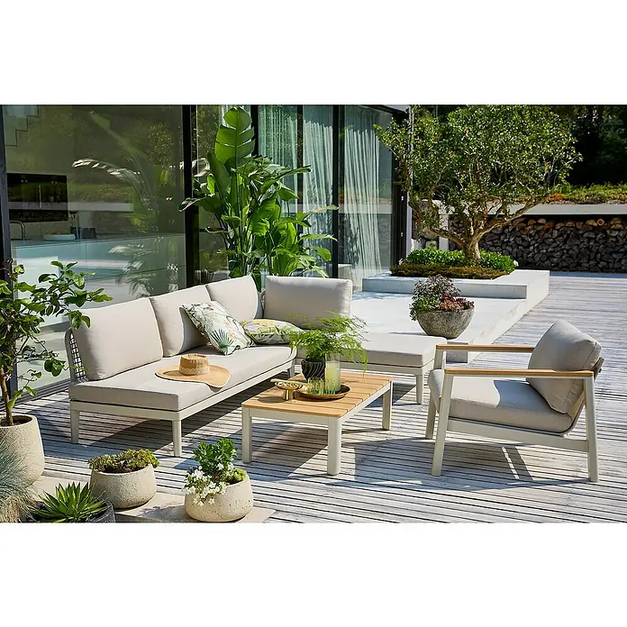 Sunfun Loungemöbel-Set Solo Rope/Solo - 4 -tlg., Aluminium, Olefin, Light-Greige - Moderne Gartenmöbel-Lounge-Set auf einer Terrasse mit Pflanzen. Das Set umfasst ein Sofa, Sessel und einen Tisch mit Holzplatte.