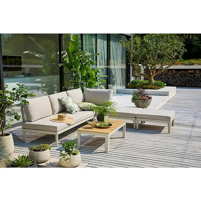 Sunfun Loungemöbel-Set Solo Rope/Solo - 4 -tlg., Aluminium, Polywood, Olefin, Light-Greige - Eine stilvolle Gartensitzgruppe mit einem bequemen Sofa, einem Couchtisch und Hockern, umgeben von üppigem Grün auf einer einladenden Terrasse.
