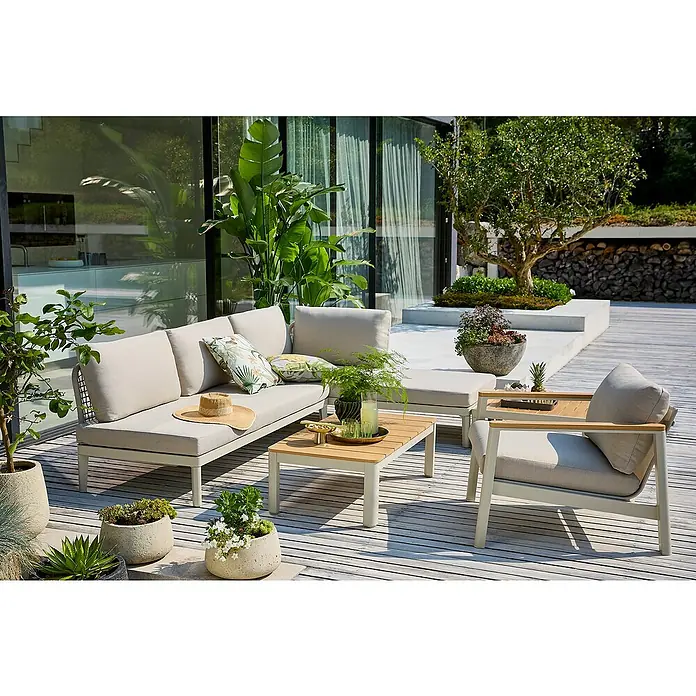 Sunfun Loungemöbel-Set Solo Rope/Solo - 5 -tlg., Aluminium, Stahl, Olefin, Polywood, Light-Greige - Gartenmöbel-Set mit Sofa, Sessel und Tisch auf einer Terrasse, umgeben von Pflanzen. Das Set bietet Komfort und Stil für den Außenbereich.