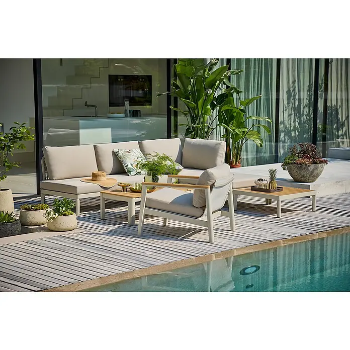 Sunfun Loungemöbel-Set Solo Rope/Solo - 5 -tlg., Aluminium, Stahl, Olefin, Polywood, Light-Greige - Einladende Outdoor-Lounge-Ecke mit bequemen Polstermöbeln und stilvollen Akzenten neben einem Pool.