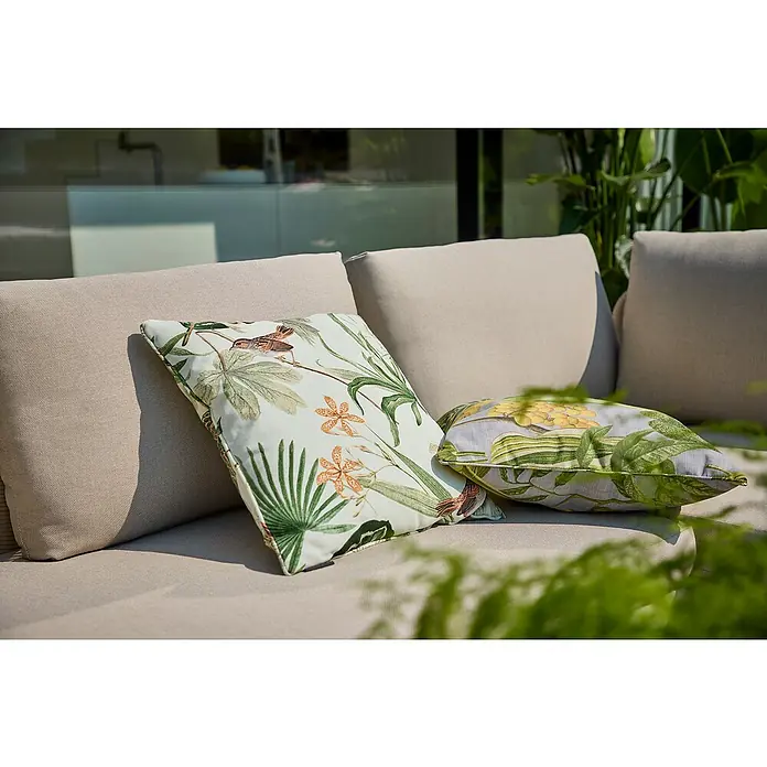 Madison Outdoor-Kissen - 50 x 50 cm, Grasse Green, Baumwoll-Polyester-Mischgewebe - Nahaufnahme von dekorativen Outdoor-Kissen mit floralen und Vogelmotiven, die auf einem bequemen Sofa liegen und eine stilvolle Gartengestaltung ergänzen.