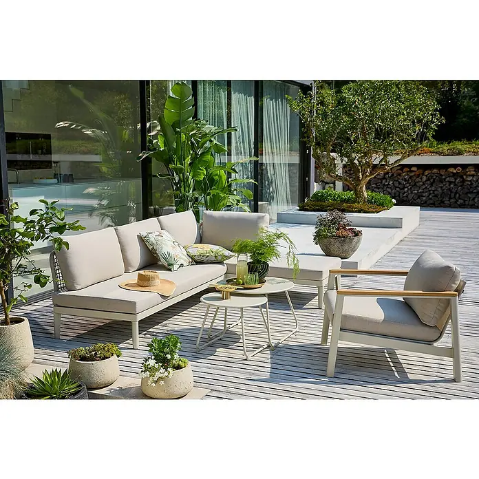 Sunfun Loungemöbel-Set Solo Rope/Sarah - 5 -tlg., Aluminium, Stahl, Olefin, Light-Greige - Ein modernes Gartenmöbelset mit einem bequemen Sofa, einem Sessel und stilvollen Beistelltischen auf einer hölzernen Terrasse.