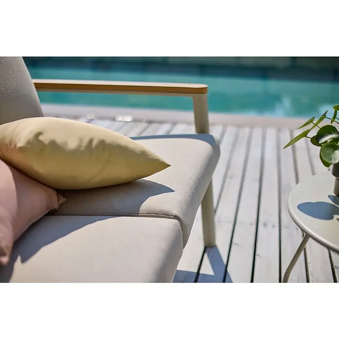 Sunfun Solo Loungesofa 2-Sitzer - B x T x H: 136 x 84,5 x 62,5 cm, Aluminium, Olefin, Light-Greige - Nahaufnahme eines modernen Outdoor-Sessels mit beigen Kissen und einem kleinen Beistelltisch auf einer Holzterrasse.
