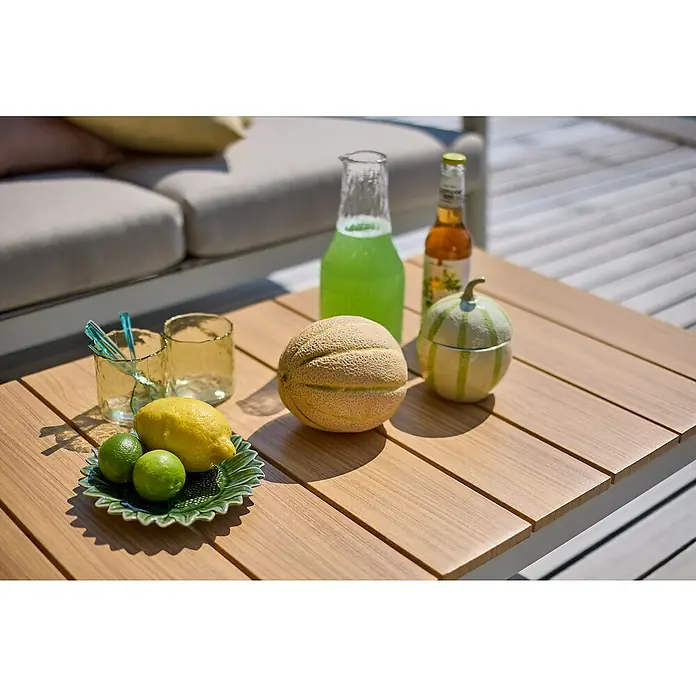 Sunfun Solo Loungetisch - B x T x H: 99,5 x 57 x 32,5 cm, Aluminium, Light-Greige - Eine Nahaufnahme eines Tisches mit Getränken, Zitrusfrüchten und einer Melone. Die Gläser, Karaffe und das Essen wirken sehr erfrischend.