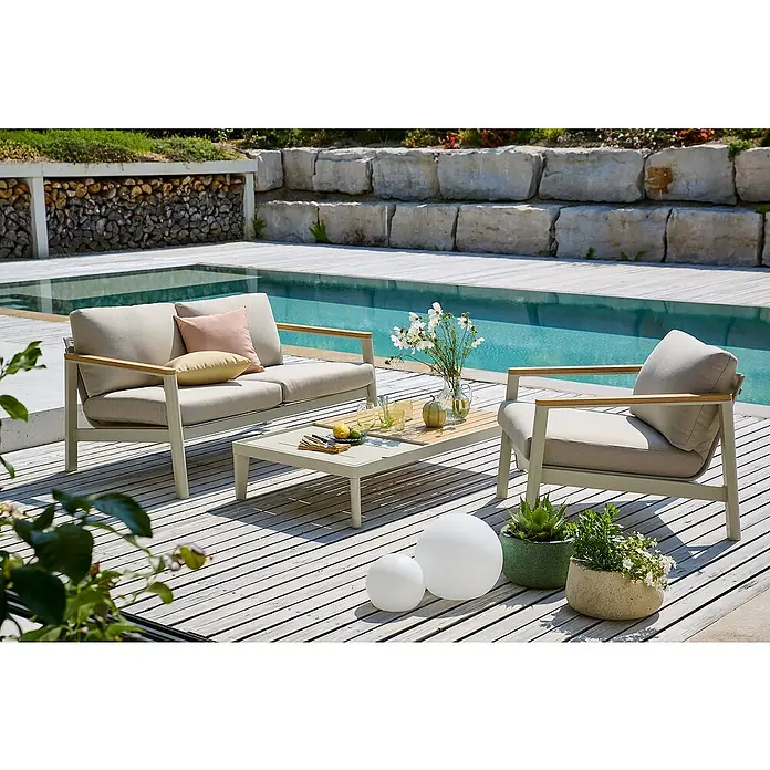 Sunfun Solo Loungemöbel-Set - 3 -tlg., Aluminium, Olefin, abnehmbares Tablett, Light-Greige - Elegante Gartenmöbel-Lounge mit Sofa, Sessel und Tisch auf einer Holzterrasse mit Pool, ideal zum Entspannen im Freien.