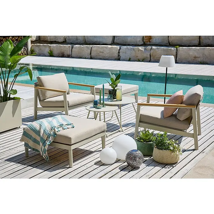 Sunfun Loungemöbel-Set Solo/Sarah - 5 -tlg., Aluminium, Stahl, Olefin, Light-Greige - Elegante Gartenmöbel-Szene mit Sesseln, Ottomane und Beistelltischen am Pool. Entspannung pur im Freien mit stilvollem Design.