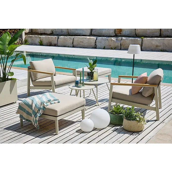 Sunfun Solo Loungesessel - B x T x H: 73 x 84,5 x 62,5 cm, Aluminium, Olefin, Light-Greige - Elegante Gartenmöbel-Szene mit Sesseln, Ottomane und Beistelltischen am Pool. Perfekt für entspannte Stunden im Freien.