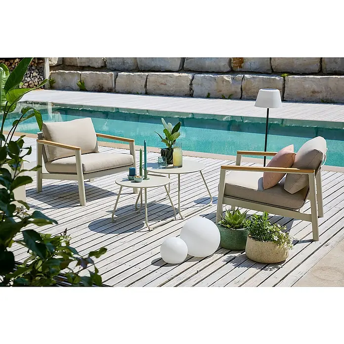 Sunfun Loungemöbel-Set Solo/Sarah - 4 -tlg., Aluminium, Stahl, Olefin, Light-Greige - Eine stilvolle Gartenszene mit zwei Sesseln und Beistelltischen neben einem Pool, die zum Entspannen einlädt.
