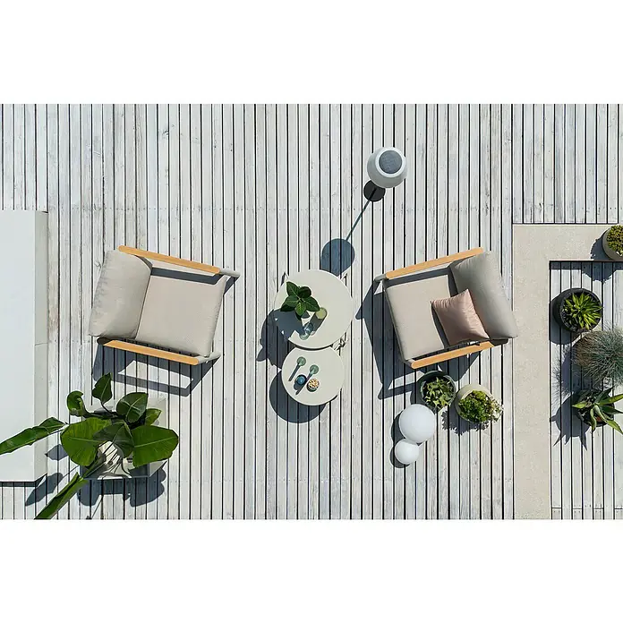 Sunfun Solo Loungesessel - B x T x H: 73 x 84,5 x 62,5 cm, Aluminium, Olefin, Light-Greige - Luftaufnahme von zwei Sesseln, Beistelltischen und Pflanzen auf einer Terrasse. Die Sitzgruppe lädt zum Entspannen im Freien ein.