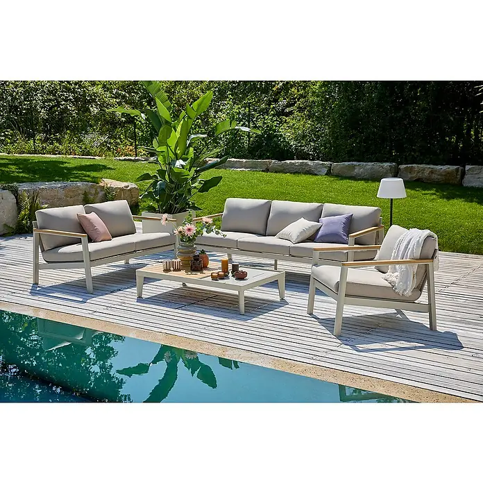 Sunfun Solo Loungemöbel-Set I - 4 -tlg., Aluminium, Olefin, abnehmbares Tablett, Light-Greige - Elegante Gartenmöbelgarnitur mit Sofa, Sesseln und Tisch. Die graue Polsterung harmoniert perfekt mit dem Holzrahmen, ideal für entspannte Stunden im Freien.