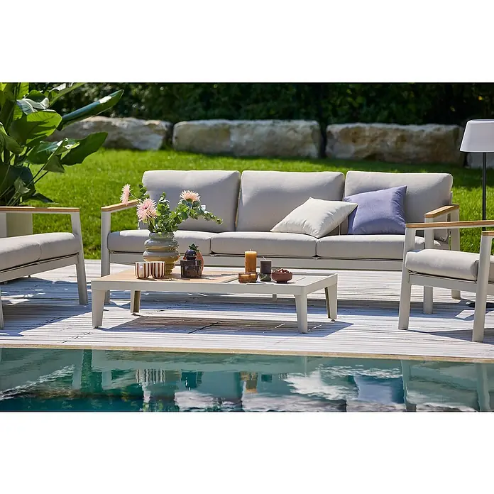 Sunfun Solo Loungesofa 3-Sitzer - B x T x H: 199 x 84,5 x 62,5 cm, Aluminium, Olefin, Light-Greige - Einladende Gartenszene mit einem eleganten Lounge-Set, bestehend aus Sofa, Sesseln und Couchtisch, ideal zum Entspannen im Freien.
