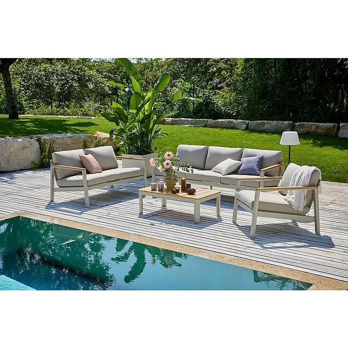 Sunfun Solo Loungemöbel-Set V - 4 -tlg., Aluminium, Olefin, Light-Greige - Elegante Gartenmöbelgruppe mit Sofa, Sesseln und Tisch neben einem Pool, ideal für entspannte Stunden im Freien.