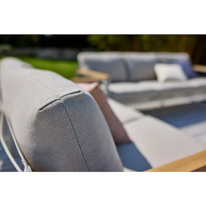 Sunfun Solo Loungesofa 2-Sitzer - B x T x H: 136 x 84,5 x 62,5 cm, Aluminium, Olefin, Light-Greige - Nahaufnahme eines modernen grauen Sofas mit strukturiertem Stoff, ideal für stilvolle Außenbereiche.