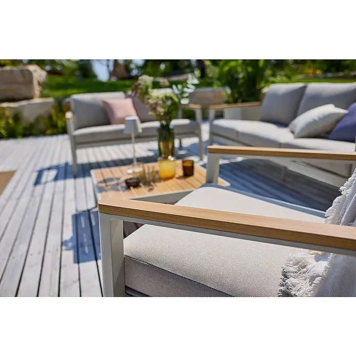 Sunfun Solo Loungesofa 2-Sitzer - B x T x H: 136 x 84,5 x 62,5 cm, Aluminium, Olefin, Light-Greige - Elegante Gartenmöbel-Lounge mit hellen Polstern und Holzelementen auf einer Terrasse. Gemütlichkeit und Stil im Freien vereint.