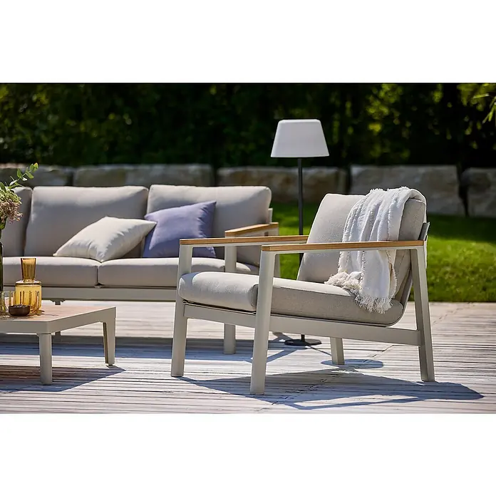 Sunfun Solo Loungesessel - B x T x H: 73 x 84,5 x 62,5 cm, Aluminium, Olefin, Light-Greige - Entspannen Sie im stilvollen Sessel mit hellgrauem Bezug und Holzarmlehnen. Genießen Sie Komfort und modernes Design im Freien.