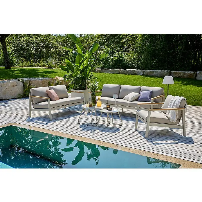 Sunfun Loungemöbel-Set Solo/Sarah - 5 -tlg., Aluminium, Stahl, Olefin, Light-Greige, 6 Stk. - Einladende Gartenmöbel-Gruppe auf einer Holzterrasse neben einem Pool, bestehend aus Sofa, Sesseln und Beistelltischen.