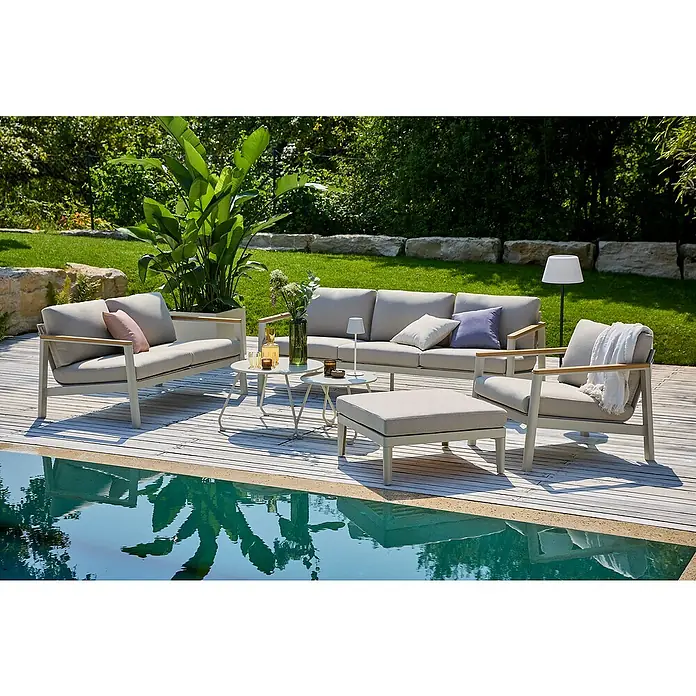 Sunfun Loungemöbel-Set Solo/Sarah - 6 -tlg., Aluminium, Stahl, Olefin, Light-Greige, 7 Stk. - Luxuriöse Gartenmöbel-Gruppe mit Sofa, Sessel, Ottomane und Beistelltischen auf einer Holzterrasse am Pool.
