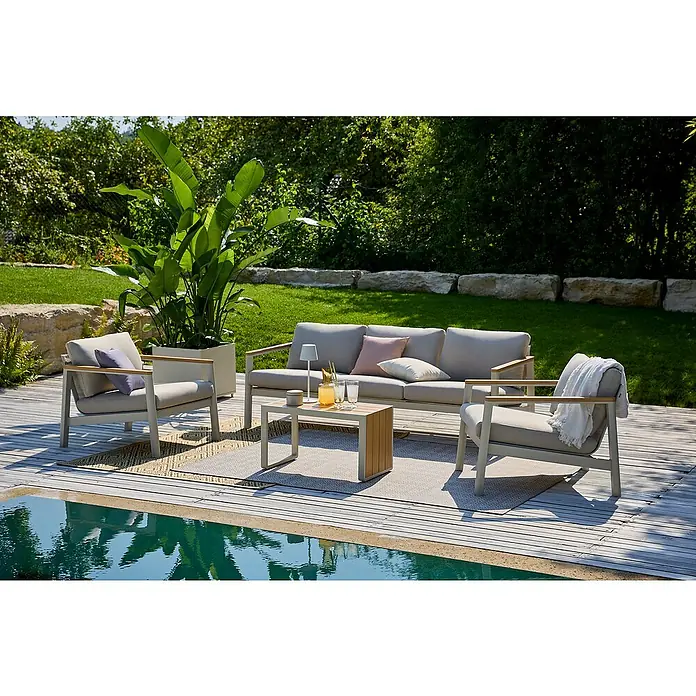 Sunfun Solo Loungemöbel-Set III - 4 -tlg., Aluminium, Olefin, Light-Greige - Ein stilvolles Gartenmöbel-Set mit Sofa, Sesseln und Tisch auf einer Holzterrasse neben einem Pool. Elegantes Design für entspannte Stunden im Freien.
