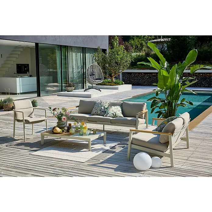Sunfun Loungemöbel-Set Solo/Solo Rope - 4 -tlg., Aluminium, Olefin, abnehmbares Tablett, Light-Greige - Elegante Gartenmöbel-Garnitur mit Sofa, Sessel und Tisch auf einer Holzterrasse neben einem Pool. Die bequemen Polster laden zum Entspannen ein.