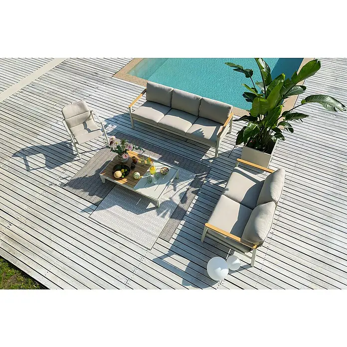 Outdoor-Teppich Wendeteppich Reno - Taupe, 160 x 120 cm, 100 % Polypropylen - Einladende Terrassengestaltung mit einer modernen Sitzgruppe, bestehend aus Sofa, Sessel und Tisch, die zum Verweilen im Freien einlädt.