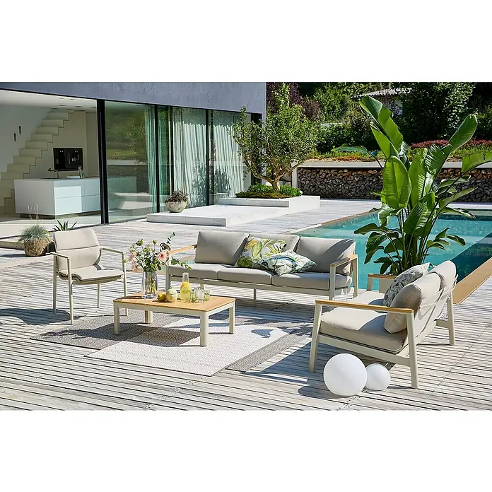 Madison Outdoor-Kissen - 50 x 50 cm, Diez, Baumwoll-Polyester-Mischgewebe - Elegante Gartenmöbel-Set mit Sofa, Sessel und Tisch auf einer Terrasse mit Pool. Bequeme Sitzgelegenheiten für entspannte Stunden im Freien.