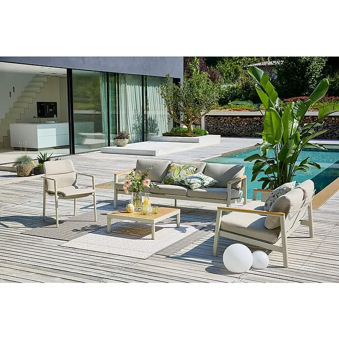 Sunfun Loungemöbel-Set Solo / Solo Rope - 5 -tlg., Aluminium, Olefin, Light-Greige - Gartenset mit Sofa, Sessel und Tisch auf einer Terrasse mit Pool. Das Set ist in neutralen Farben gehalten und wirkt modern.