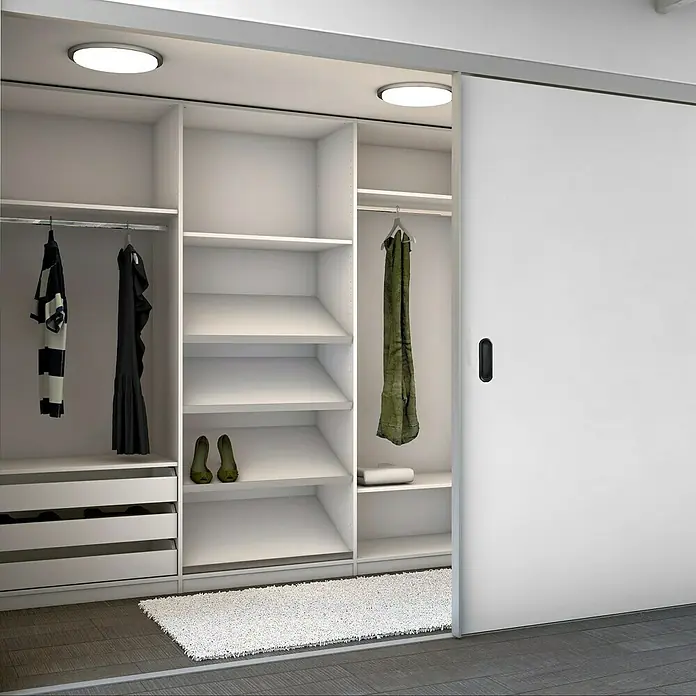 HBS Betz Raumteilerbeschlagsatz mit Laufschiene - Geeignet für: Holz, Traglast: 80 kg - Schrank mit Schiebetür und Inneneinteilung mit Kleiderstangen, Regalen und Schubladen für eine effiziente Aufbewahrungslösung.