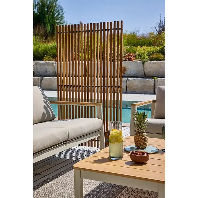 Sunfun Raumteiler - 80 x 140 cm, Akazie, Braun - Diese Bild zeigt eine stilvolle Loungegarnitur mit einem Sichtschutz, perfekt für entspannte Stunden im Freien.