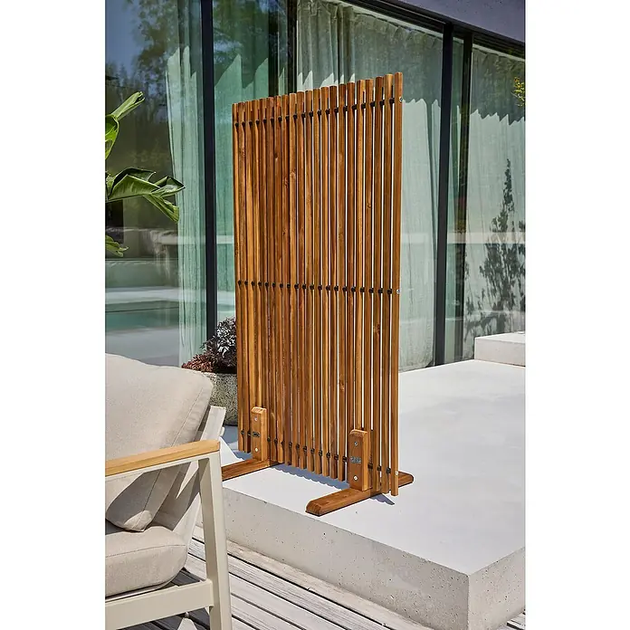 Sunfun Raumteiler - 80 x 140 cm, Akazie, Braun - Eine hölzerne Sichtschutzwand mit schmalen Holzlatten und stabilen Füßen, ideal für Terrasse oder Garten.