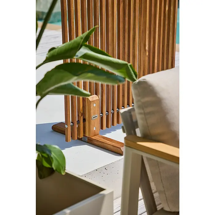 Sunfun Raumteiler - 80 x 140 cm, Akazie, Braun - Nahaufnahme eines dekorativen Raumteilers aus Holz, der eine elegante und natürliche Atmosphäre im Außenbereich schafft.