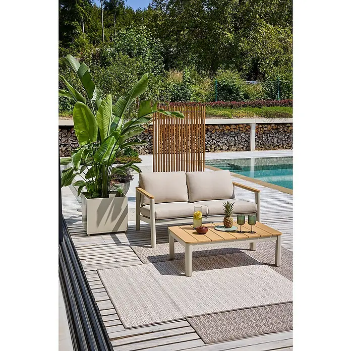 Sunfun Raumteiler - 80 x 140 cm, Akazie, Braun - Eine stilvolle Terrasse mit einem bequemen Sofa, einem Holztisch, grünen Pflanzen und einem gemusterten Teppich.